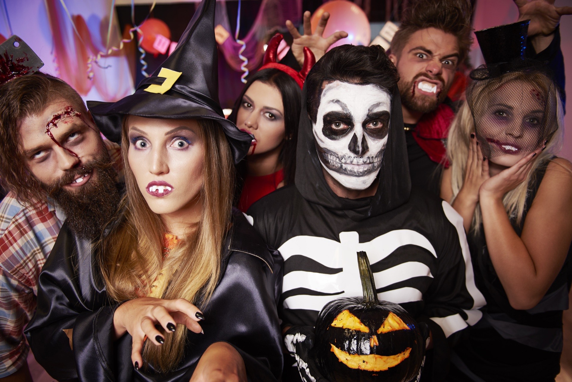 Przyjaciele na imprezie Halloween – jak Halloween zyskało popularność w Norwegii